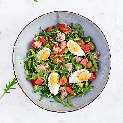 Assiette de thon, œufs et concombre, vue du dessus