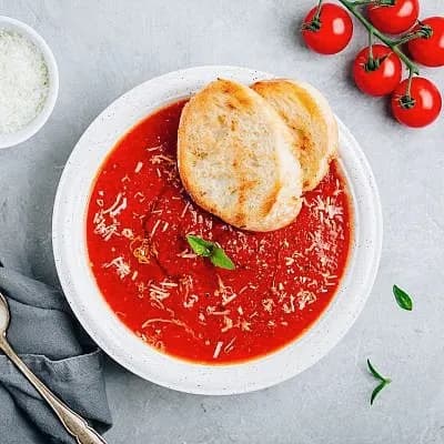 Velouté de tomate au parmesan et pain grillé, vu du dessus