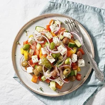 Salade grecque à la feta, olives et concombre, vue du dessus