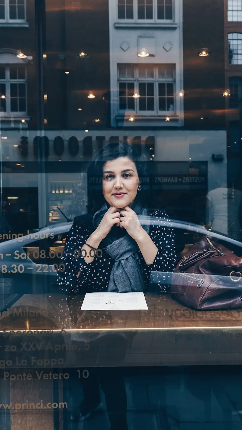 Vue depuis la rue à travers la vitrine d’une salle de restaurant en fin de journée