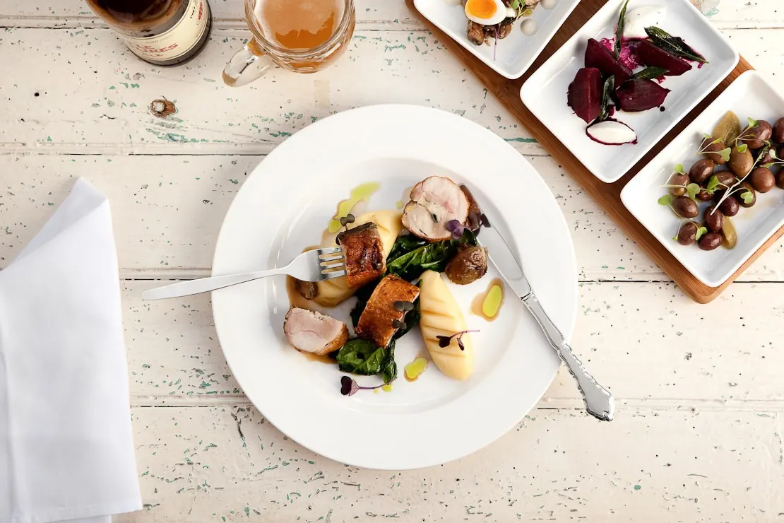 Assiette dressée sur une table en bois clair, vue du dessus