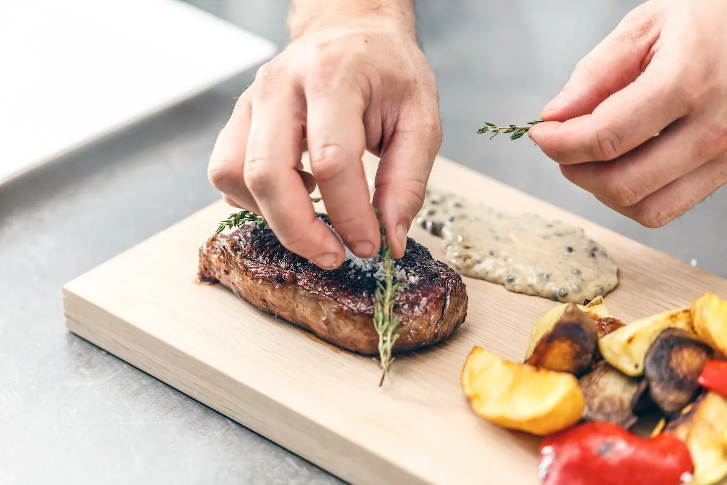 Pièce de bœuf grillée assaisonnée au thym sur une planche