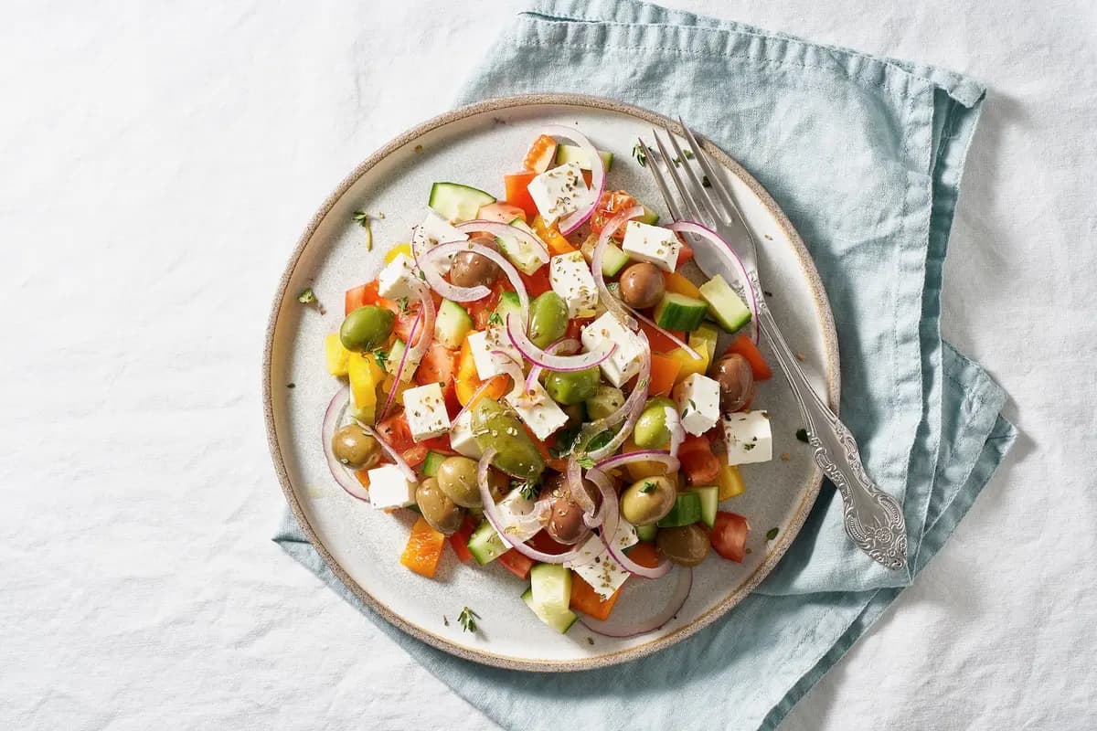 Salade grecque à la feta et aux olives, vue du dessus