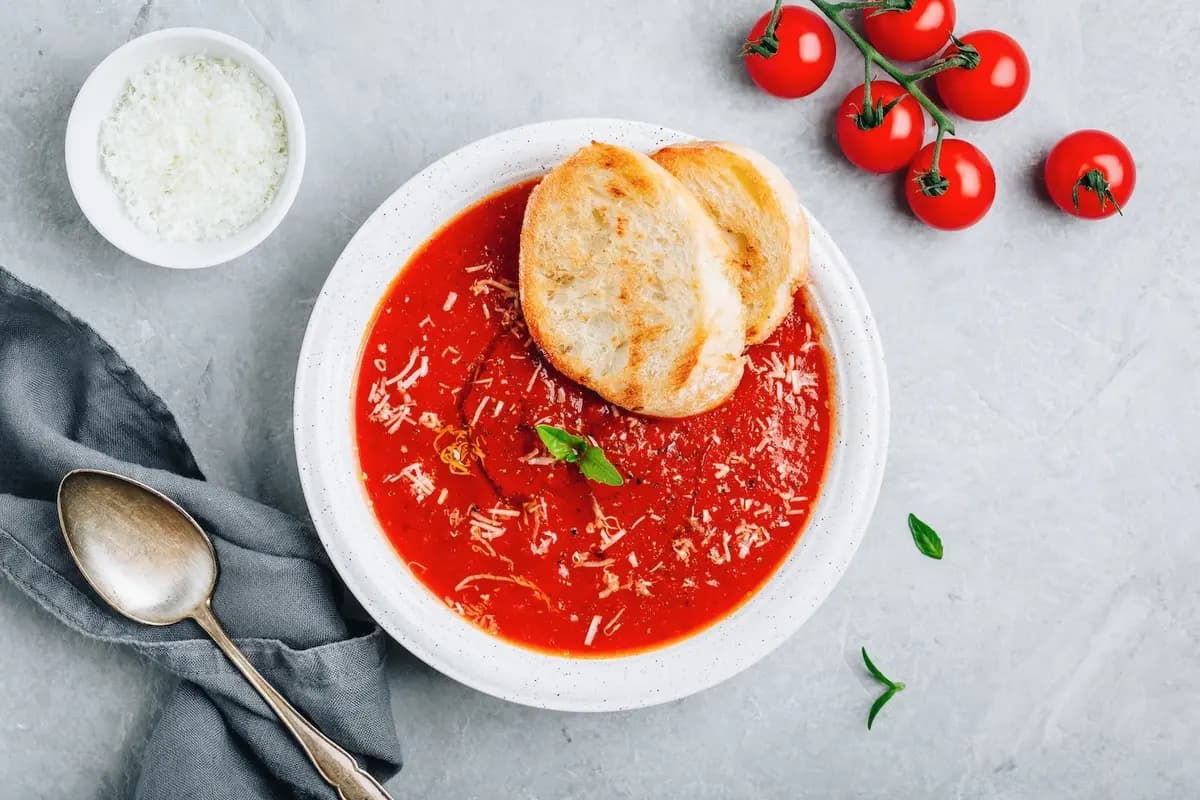 Velouté de tomate au parmesan et pain grillé, vu du dessus